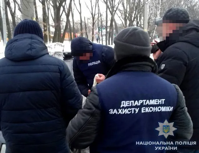 Поліція провела затримання посадовців у кількох містах України