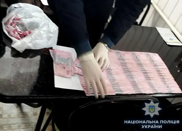 Поліція провела затримання посадовців у кількох містах України Поліція провела затримання посадовців у кількох містах України