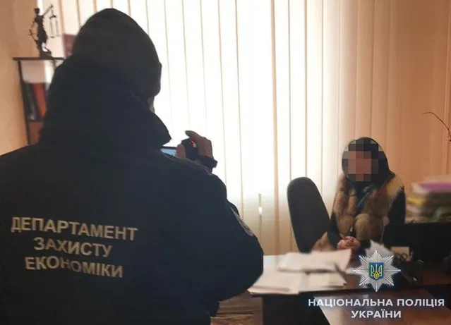 Поліція провела затримання посадовців у кількох містах України Поліція провела затримання посадовців у кількох містах України