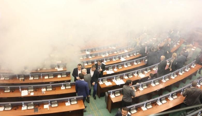 В парламенте Косово депутаты применили слезоточивый газ: появились фото и видео