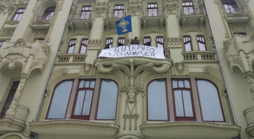 "Відкрито для людей": націоналісти увірвались в готель в центрі Одеси