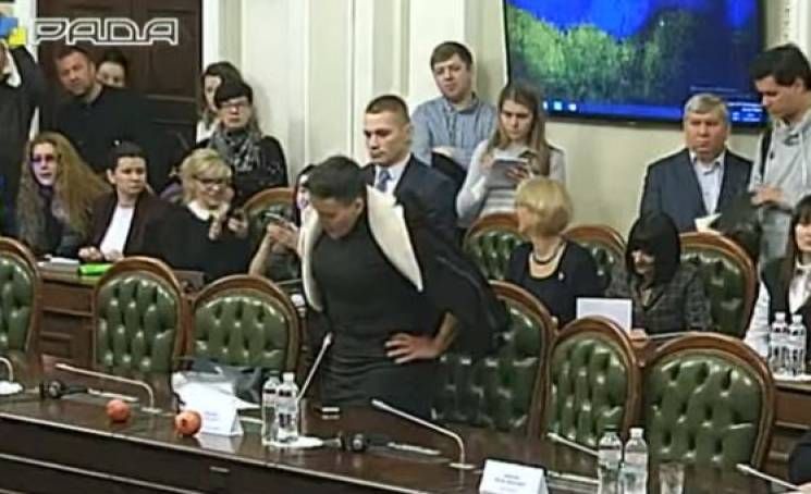 Надежда Савченко принесла гранаты на комитет - видео