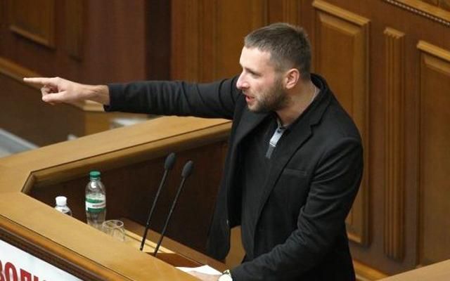 Парасюк відмовився проходити через металошукач і силою прорвався у Верховну Раду: відео Парасюк відмовився проходити через металошукач і силою прорвався у Верховну Раду: відео