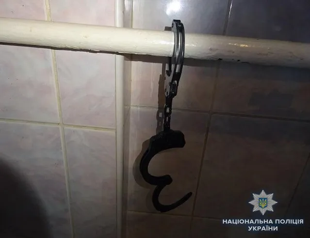 У Києві чоловік наручниками прикував свого квартиранта