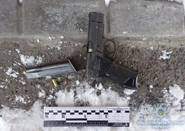 У Києві чоловік наручниками прикував свого квартиранта У Києві чоловік наручниками прикував свого квартиранта