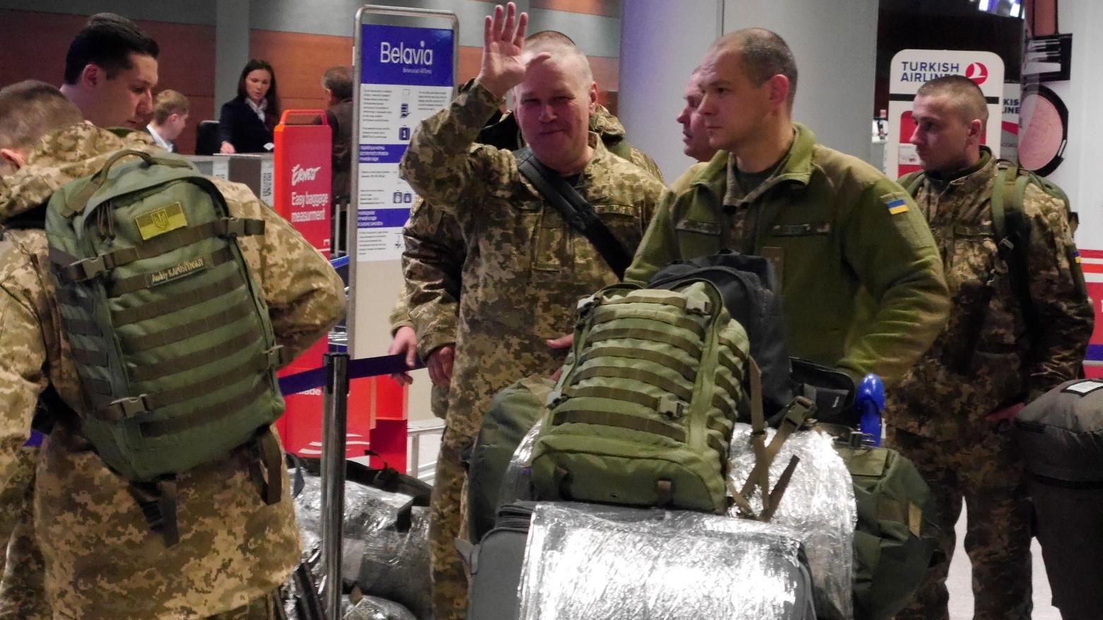 Во Львов прилетел самолет с украинскими военными: яркие фото Во Львов прилетел самолет с украинскими военными: яркие фото