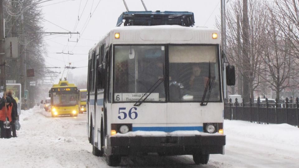 Мужчина едва не погиб, когда выходил из троллейбуса: детали Мужчина едва не погиб, когда выходил из троллейбуса: детали