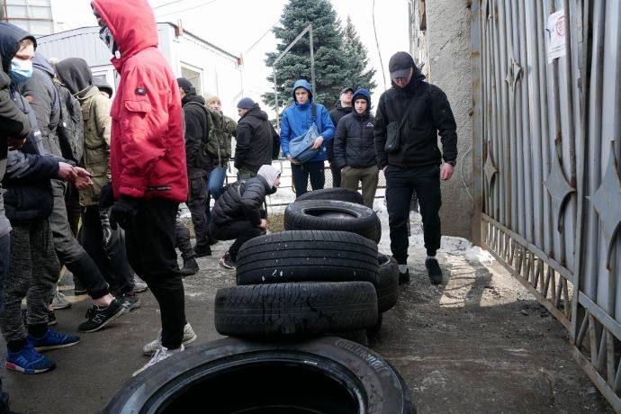 Обыски на заводе АТЕК: "Нацкорпус" перекрыл выезды из предприятия