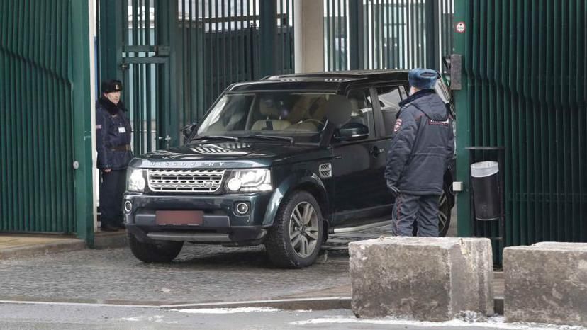 Британські дипломати під оплески покинули територію посольства у Москві Британські дипломати під оплески покинули територію посольства у Москві