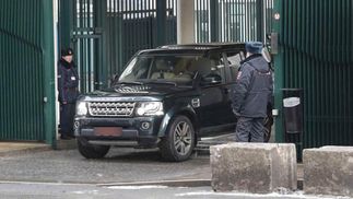 Британские дипломаты под аплодисменты покинули территорию посольства в Москве