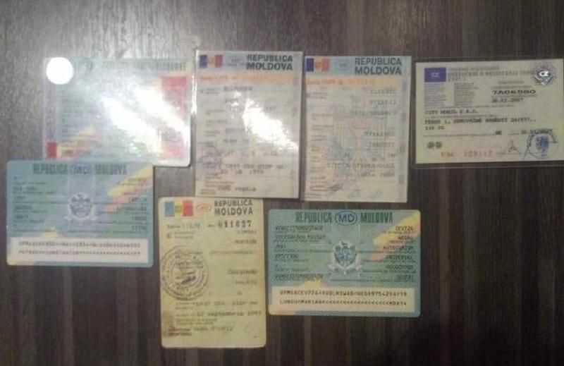 В Україні виявили злочинну групу, яка десять років підробляла паспорти: деталі