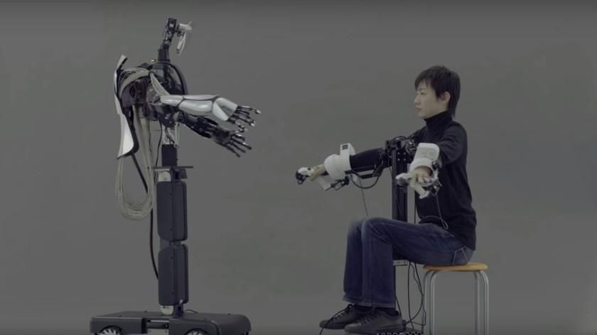 Японці презентували робота, який в точності повторює рухи людини-оператора