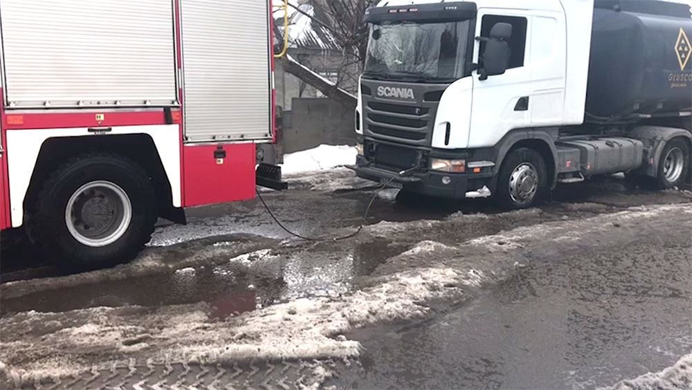 В Днепре два грузовика застряли в яме посреди дороги: видео "спасения" автомобилей