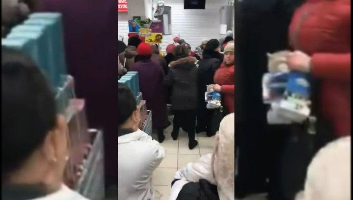 В российском супермаркете люди устроили драку из-за акции на чашки: эпическое видео В российском супермаркете люди устроили драку из-за акции на чашки: эпическое видео