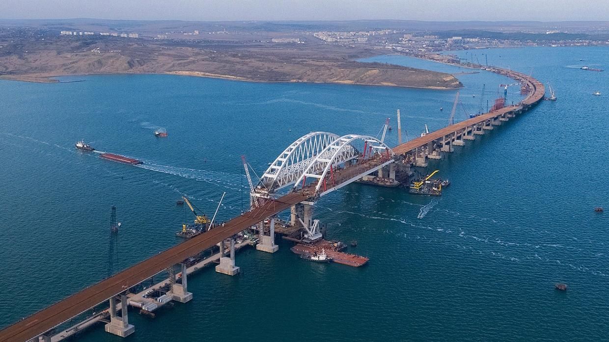 Що коїться на мосту в Криму: відео будівництва з висоти