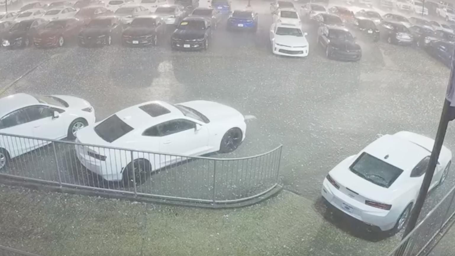 Сильний град побив дорогі автівки в США: промовисті відео Сильний град побив дорогі автівки в США: промовисті відео