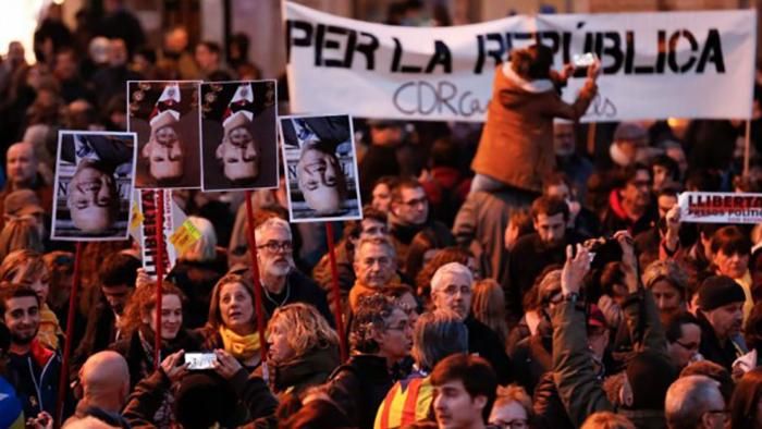 В Испании полиция дубинками разгоняла митингующих: десятки пострадавших В Испании полиция дубинками разгоняла митингующих: десятки пострадавших