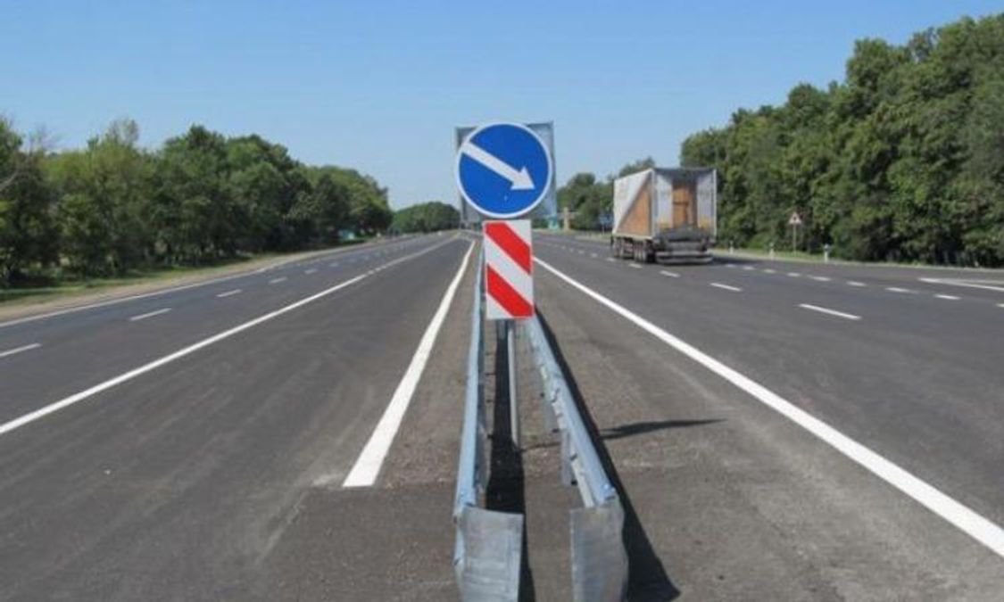 Підозрілий пакет зупинив рух на трасі Київ – Харків: у поліції повідомили деталі Підозрілий пакет зупинив рух на трасі Київ – Харків: у поліції повідомили деталі