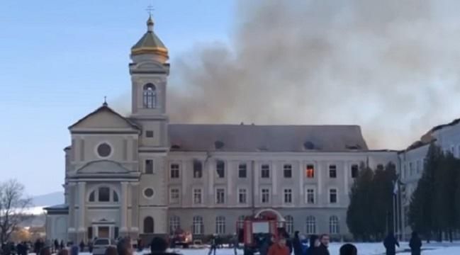 В Хирове на Львовщине горит бывшая воинская часть: фото и видео
