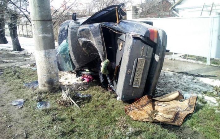 Смертельное ДТП в Одессе: авто влетело в столб и перевернулось