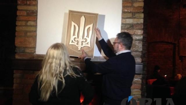 Мать поляка купила и установила новый герб в Тернополе, который сжег ее сын
