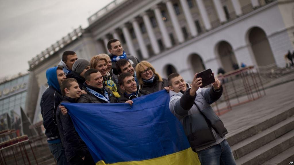 Українці оптимістично налаштовані щодо економіки, попри корупцію – опитування