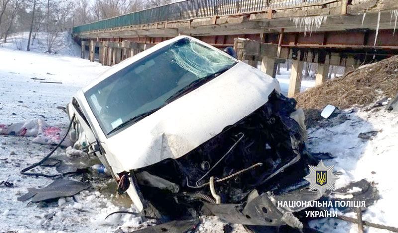 Микроавтобус слетел с моста и упал в реку на Полтавщине: фото