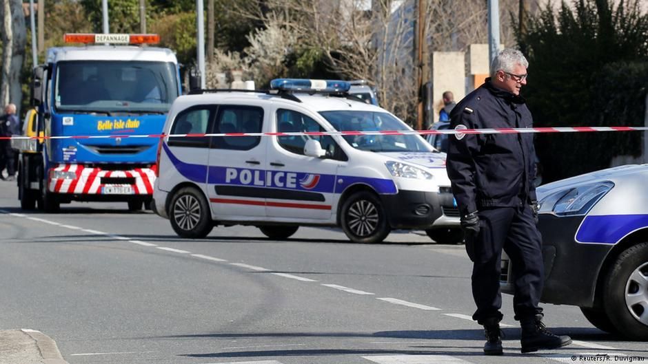 На місці захоплення заручників у Франції в супермаркеті знайшли саморобну вибухівку