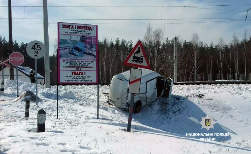 Під Полтавою на залізничному переїзді сталося зіткнення мікроавтобуса та поїзда: фото Під Полтавою на залізничному переїзді сталося зіткнення мікроавтобуса та поїзда: фото