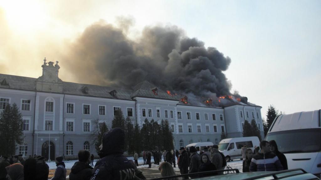 Велика пожежа у екс-військовій частині у Хирові на Львівщині: остання інформація та фото 