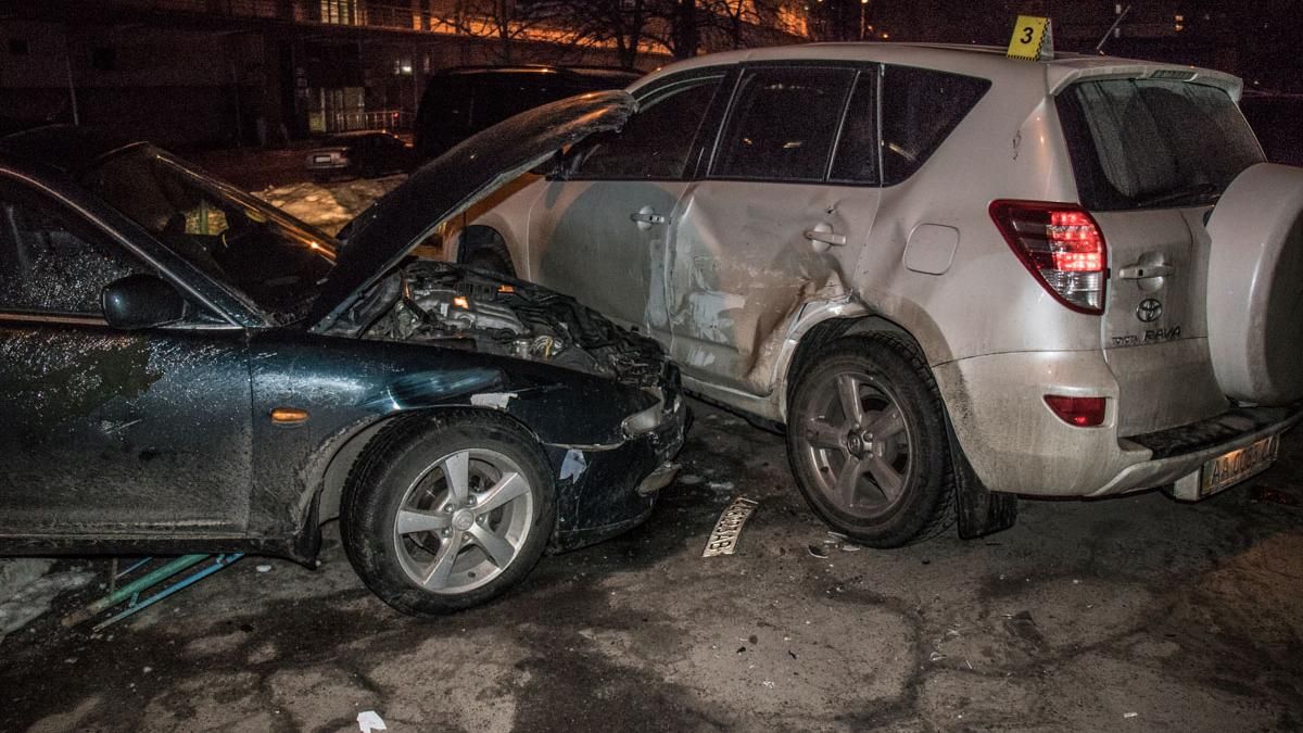 У Києві сталася моторошна ДТП, авто вилетіло з дороги: фото, відео