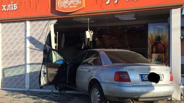 В Ровно водитель врезался в магазин с хлебом