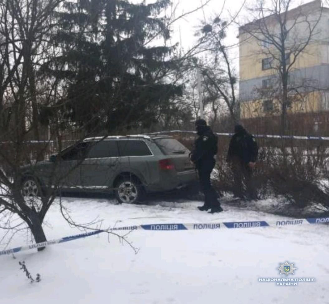 На Киевщине группа мужчин захватила в заложники бабушку