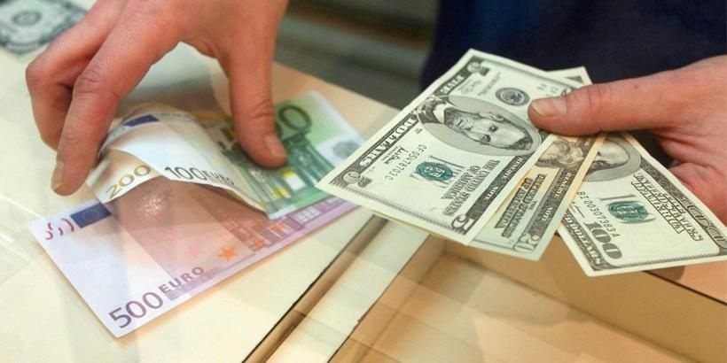Коли українці зможуть вільно розпоряджатися власною валютою: думка експертів