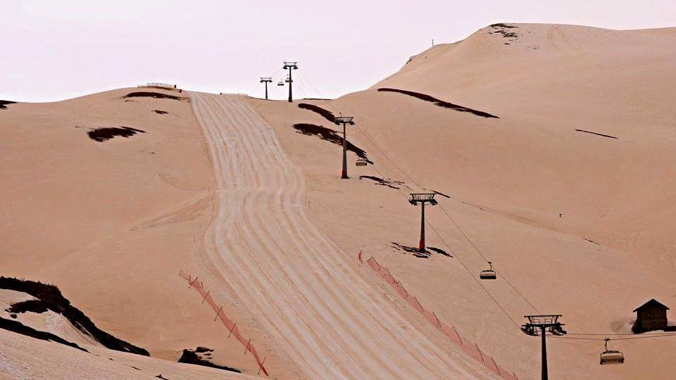 Оранжевый снег покрыл склоны лыжного курорта в Грузии: потрясающие фото Оранжевый снег покрыл склоны лыжного курорта в Грузии: потрясающие фото