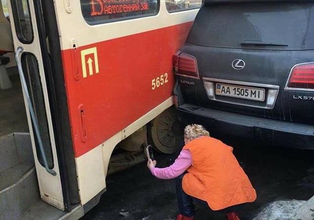 В Киеве сошел с рельсов трамвай и въехал во внедорожник: фото