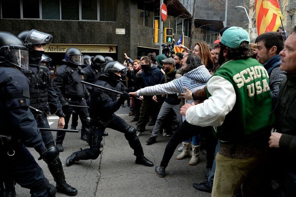 Під час протестів у Каталонії в сутичках з поліцією постраждали 98 осіб: відео