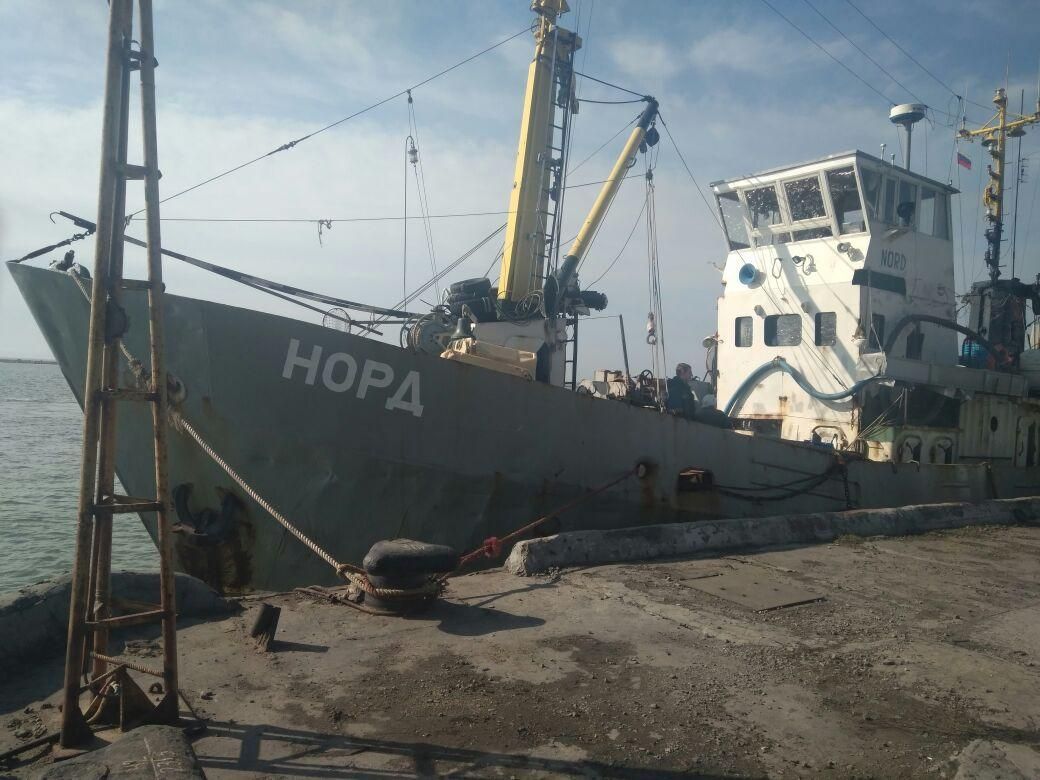 Українські прикордонники затримали судно з Криму під російським прапором в Азовському морі Українські прикордонники затримали судно з Криму під російським прапором в Азовському морі