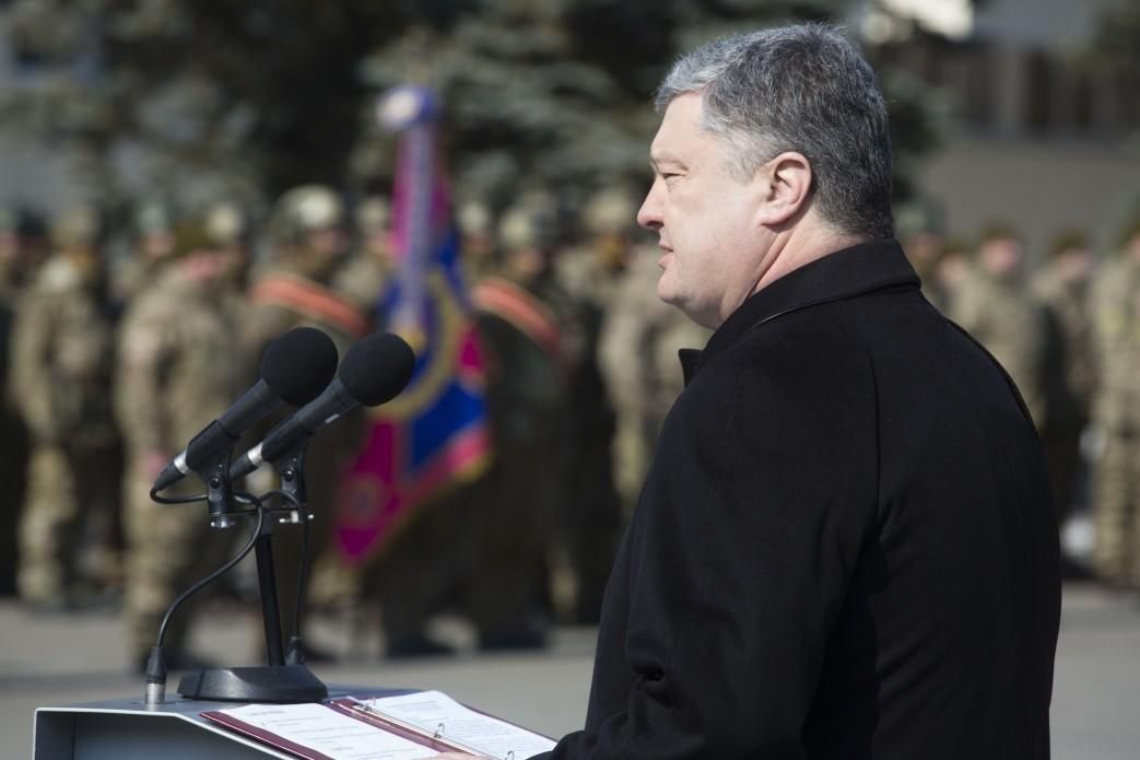 Во время выступления Порошенко потерял сознание солдат почетного караула Во время выступления Порошенко потерял сознание солдат почетного караула