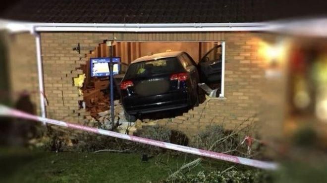 В английском городе автомобиль протаранил стену, за которой семья смотрела телевизор