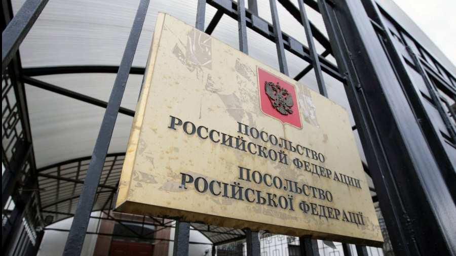 Скільки ще російських дипломатів перебуває в Україні: озвучено цифру Скільки ще російських дипломатів перебуває в Україні: озвучено цифру