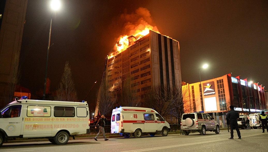 12-поверховий будинок загорівся у Росії: фото та відео