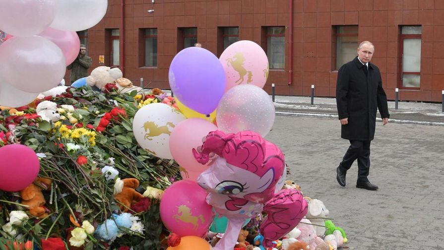 Пожежа в Кемерово: Путін відвідав постраждалих і прийшов під згорілий ТЦ Пожежа в Кемерово: Путін відвідав постраждалих і прийшов під згорілий ТЦ