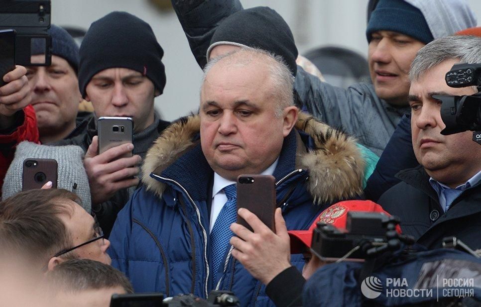 Вице-губернатор стал на колени и попросил прощения у участников митинга в Кемерово