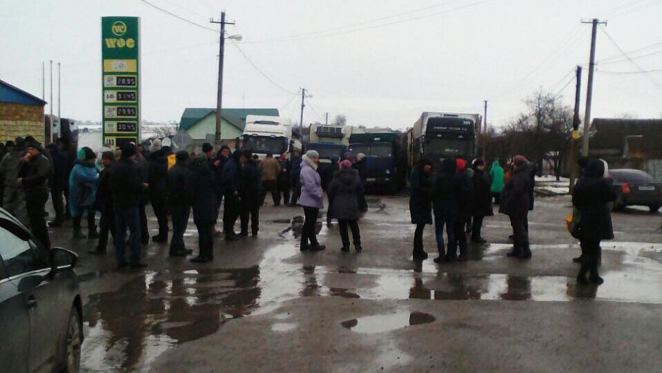 На Николаевщине крестьяне заблокировали дорогу, потому что хотят ее ремонта