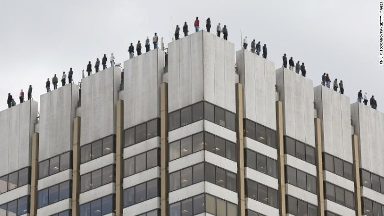 В Лондоне на краю небоскреба установили 84 мужские фигуры