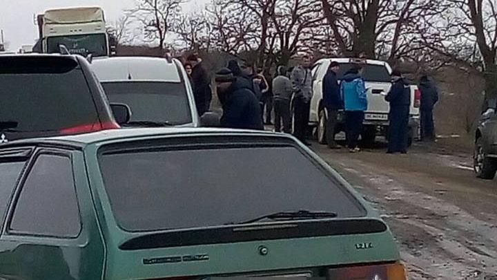 На Миколаївщині люди перекрили вже три траси: вимагають ремонту доріг 