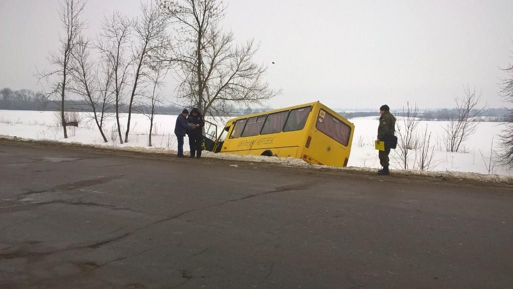 На Сумщині шкільний автобус влетів у кювет 