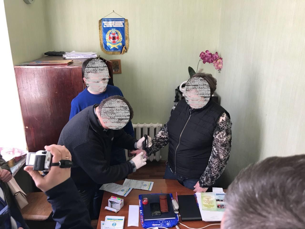 У Черкасах викрито освітянку одного із навчальних закладів, яка вимагала від студента гроші У Черкасах викрито освітянку одного із навчальних закладів, яка вимагала від студента гроші