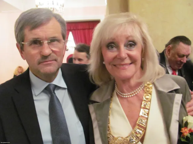 Пані Лариса із Василем Карленком, колишнім головним тренером біатлонної збірної України Пані Лариса із Василем Карленком, колишнім головним тренером біатлонної збірної України